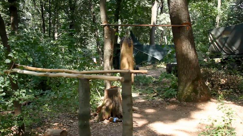 Креатив від бійців АТО: спортивний майданчик і кінозал у лісі Креатив від бійців АТО: спортивний майданчик і кінозал у лісі