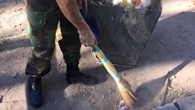 Майкл Щур взялся за грязную работу и показал чистые умывальники в Десне Майкл Щур взялся за грязную работу и показал чистые умывальники в Десне