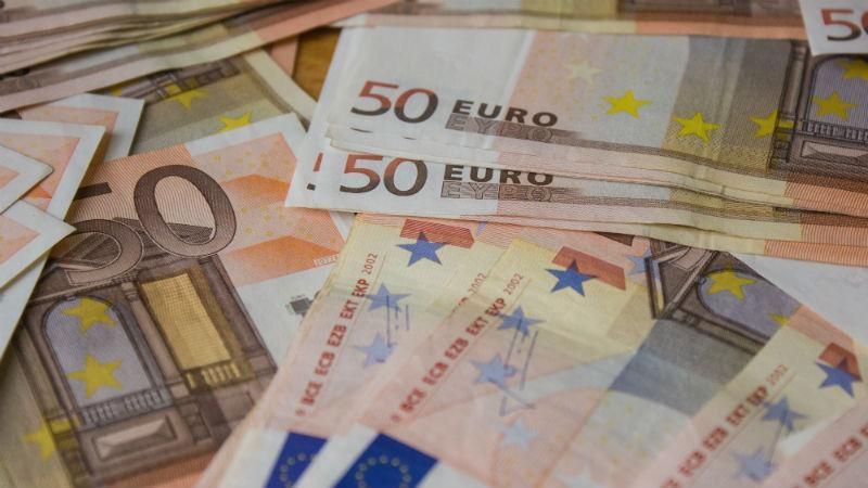 Курси валют: долар і євро поповзли вгору