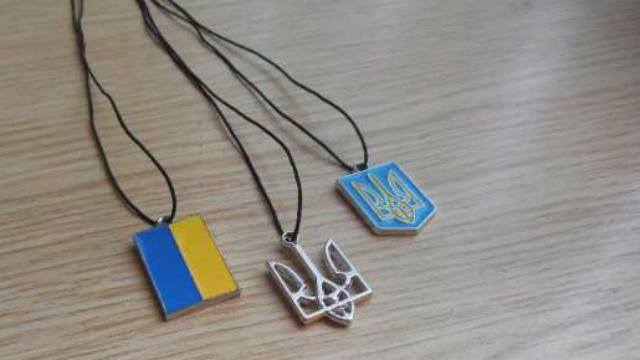 Озвірілий бойовик змусив дівчину зняти український кулон Озвірілий бойовик змусив дівчину зняти український кулон