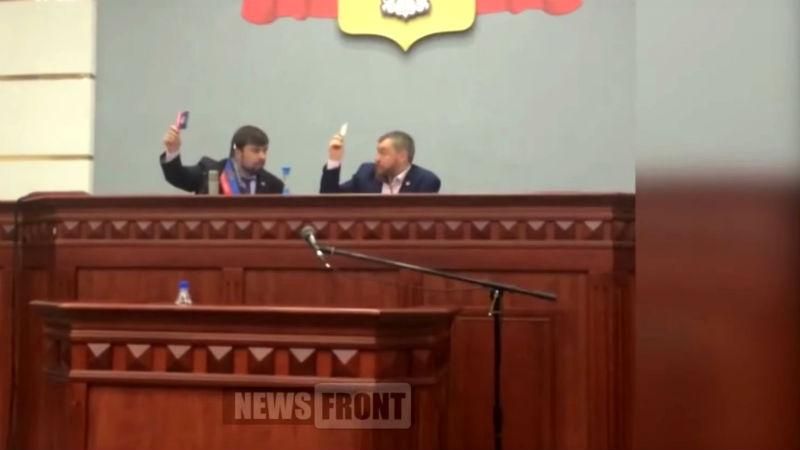 Ничего святого. Боевики демонтируют памятники жертв Голодомора Ничего святого. Боевики демонтируют памятники жертв Голодомора