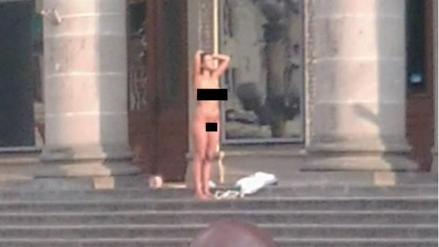 Абсолютно гола жінка засмагала у центрі Тернополя (18+) Абсолютно гола жінка засмагала у центрі Тернополя (18+)