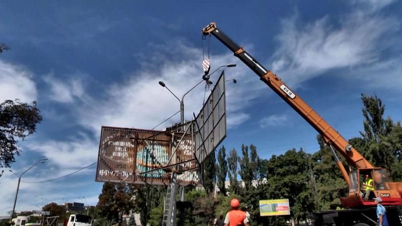 В Киеве борются с незаконной наружной рекламой