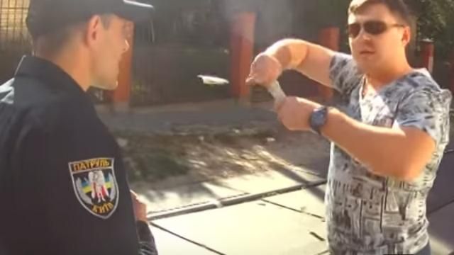 Появилось видео, как водитель Bentley "засевал" полицейских долларами Появилось видео, как водитель Bentley "засевал" полицейских долларами