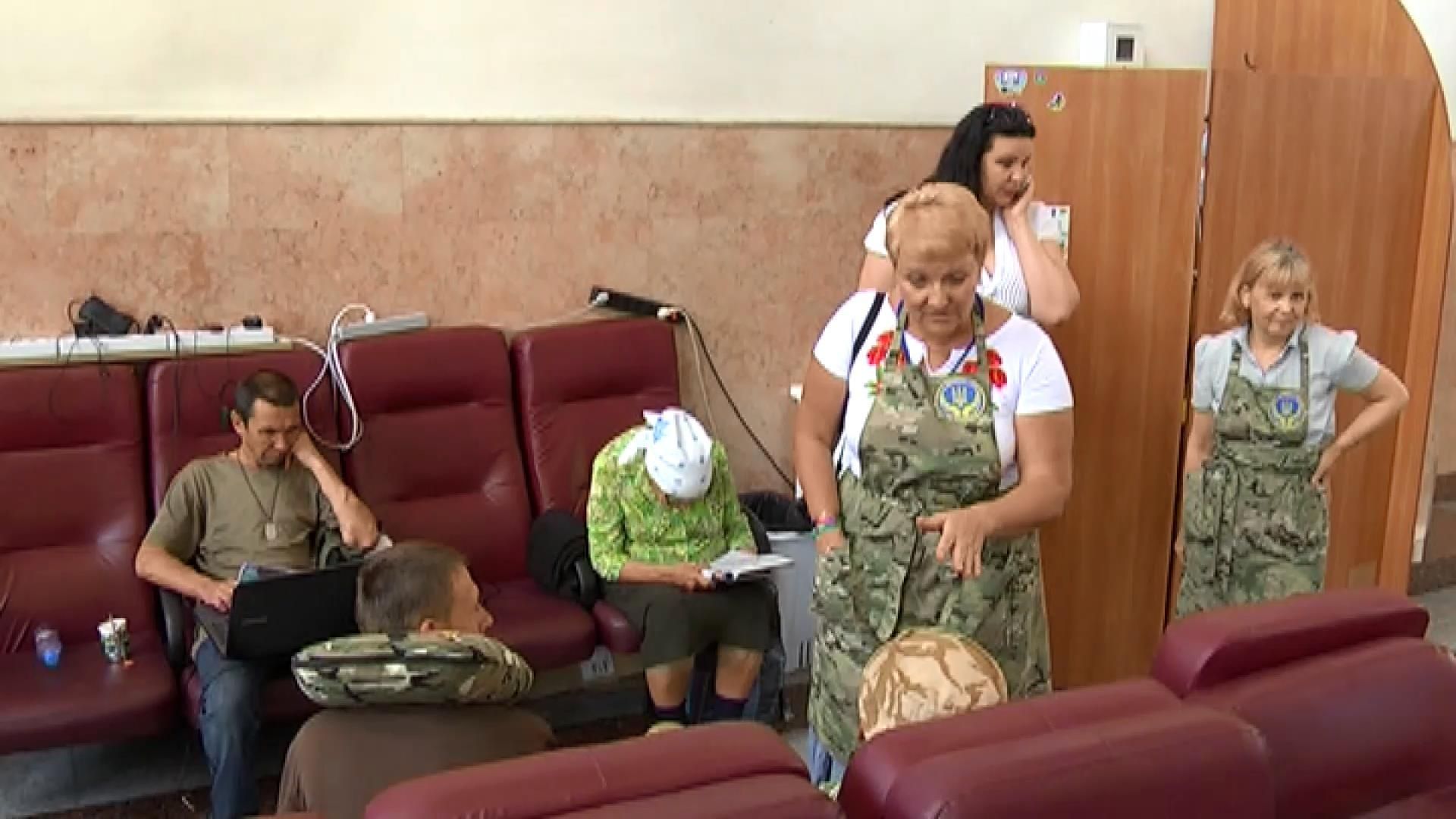 Волонтери облаштували бійцям кімнату відпочинку на вокзалі Волонтери облаштували бійцям кімнату відпочинку на вокзалі