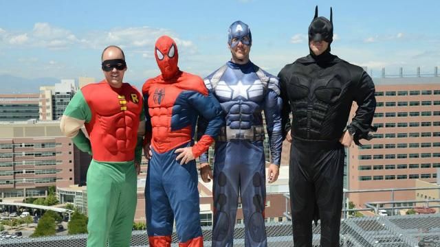 Полицейские перевоплотились в супергероев, чтобы порадовать больных детей