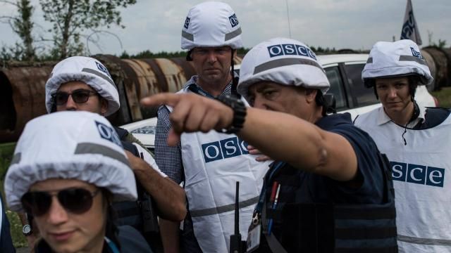 Наблюдатели ОБСЕ снова стали жертвой террористов: в них попали снарядом Наблюдатели ОБСЕ снова стали жертвой террористов: в них попали снарядом