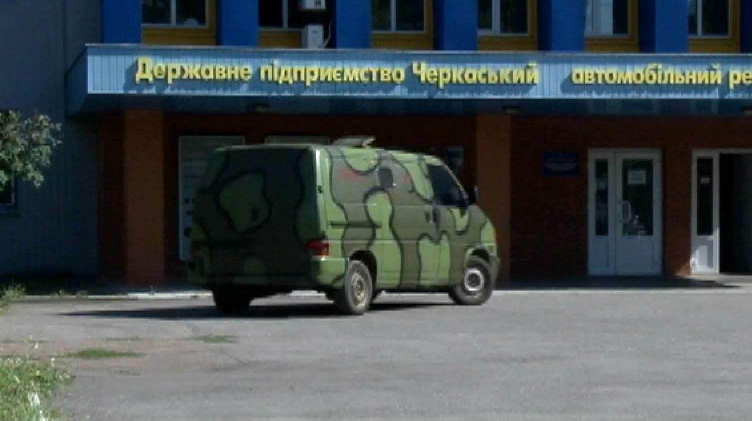 Активісти передали в зону АТО броньований мікроавтобус Активісти передали в зону АТО броньований мікроавтобус