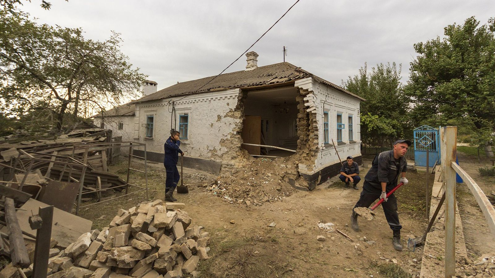 Число жертв обстрела под Мариуполем продолжает расти