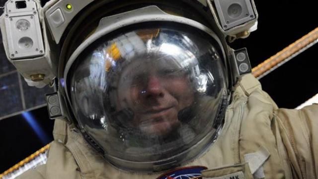 Росіянин здивував селфі у відкритому космосі Росіянин здивував селфі у відкритому космосі