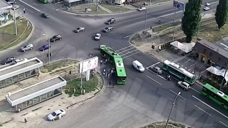 Разъяренный водитель троллейбуса напал на велосипедиста Разъяренный водитель троллейбуса напал на велосипедиста