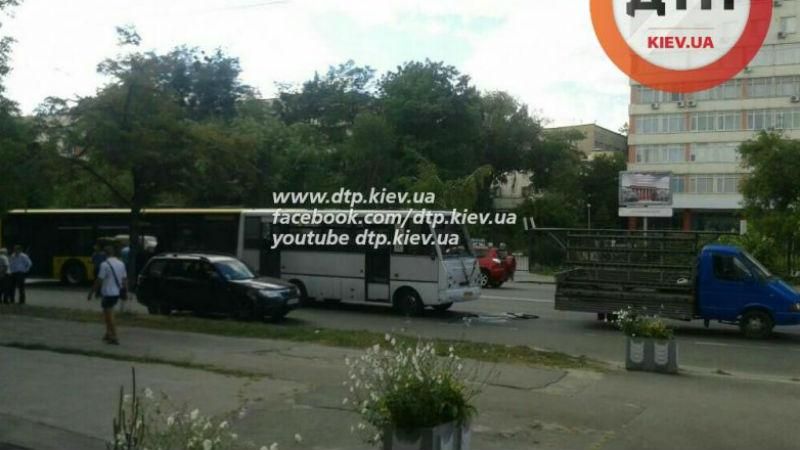 Страшная авари я в Киеве: столкнулись маршрутка, автобус и грузовик