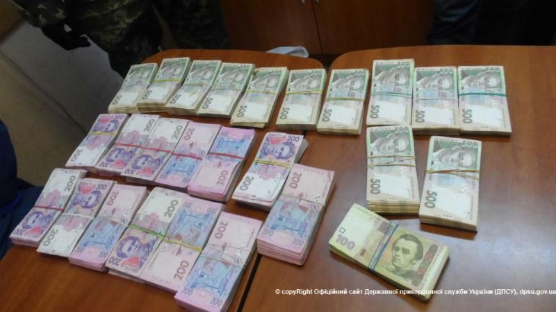 Луганчанка пытались через границу пронести миллион гривен под одеждой
