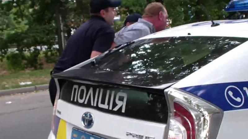 Полиция задержала неадекватного человека, который плевался и "крыл" матом (+18) Полиция задержала неадекватного человека, который плевался и "крыл" матом (+18)