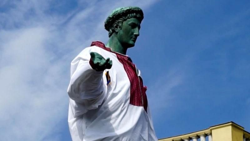 Одесский памятник одели в вышиванку Одесский памятник одели в вышиванку
