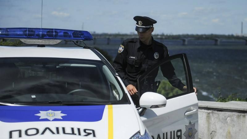 Оскаженілий грабіжник всадив ножиці у поліцейського Оскаженілий грабіжник всадив ножиці у поліцейського