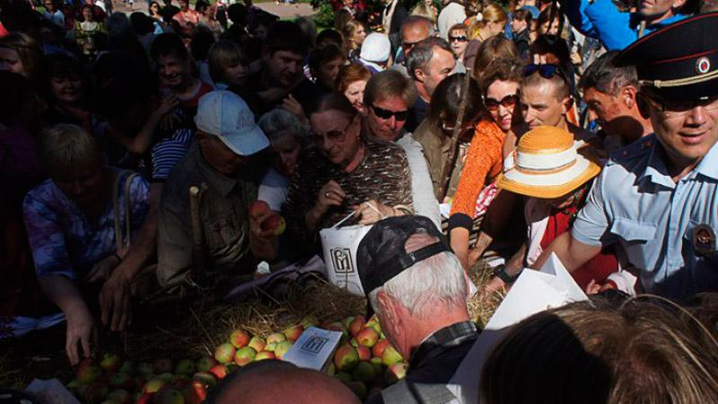 Россияне едва не задавили друг друга за яблоки