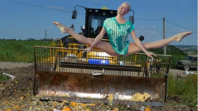 У мережі висміяли шпагати Волочкової у дивних місцях У мережі висміяли шпагати Волочкової у дивних місцях