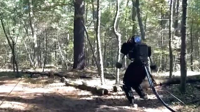 У мережу виклали відео, де робот сам гуляє у лісі