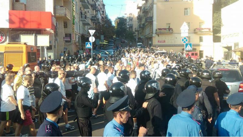 Футбольные фанаты снова устроили драку в Киеве Футбольные фанаты снова устроили драку в Киеве