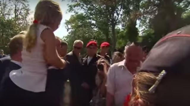 Путін в Севастополі хапав чужих дітей Путін в Севастополі хапав чужих дітей