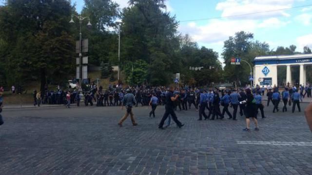 Футбол у Києві закінчився пораненими та затриманими Футбол у Києві закінчився пораненими та затриманими