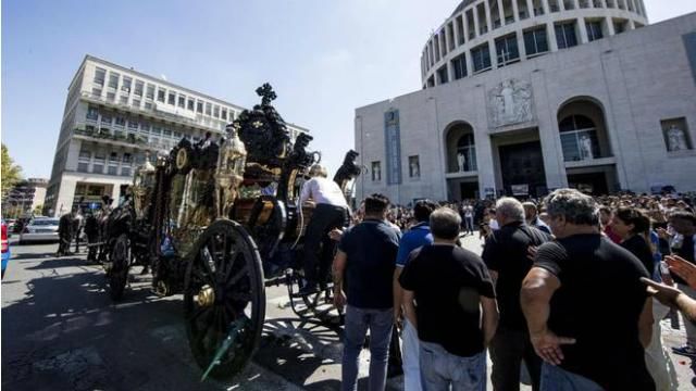 Похороны босса мафии: древние кареты и вертолеты Похороны босса мафии: древние кареты и вертолеты