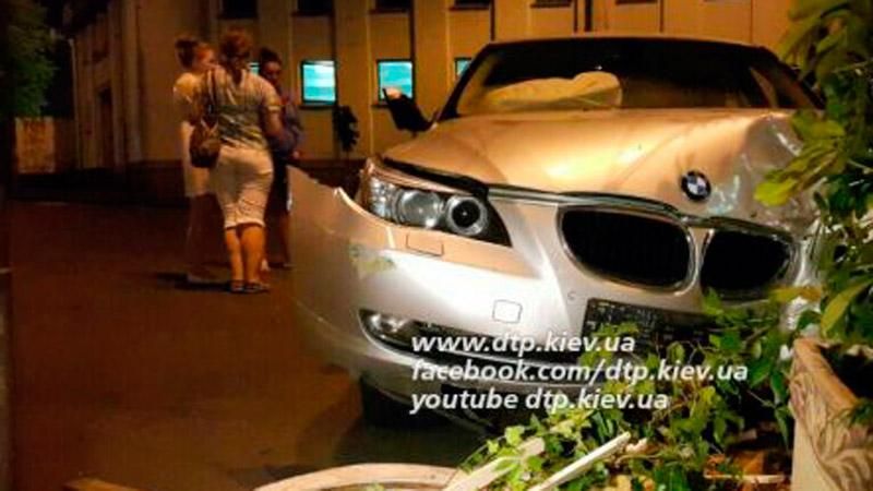 Автомобиль влетел в кафе в Киеве