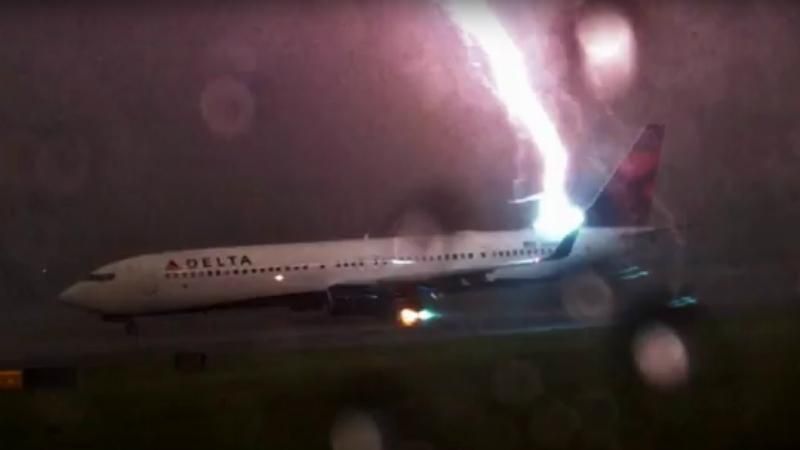 Поймал момент: мужчина снял мощный удар молнии в самолет Поймал момент: мужчина снял мощный удар молнии в самолет