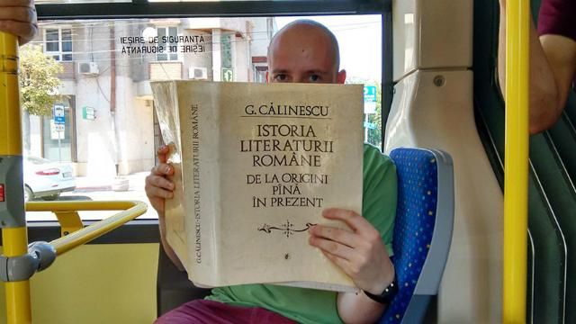 Румунів заохочують читати в транспорті