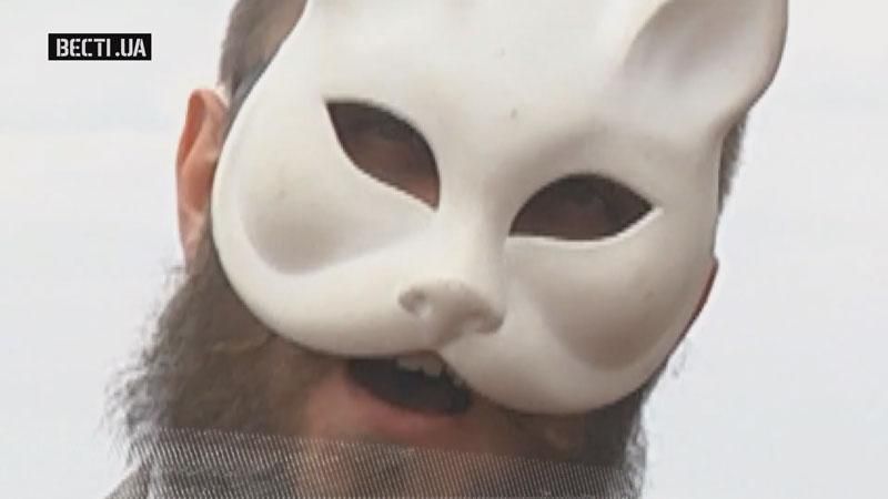 Керівнику патрульної служби Львова кинув виклик бородань у масці зайця