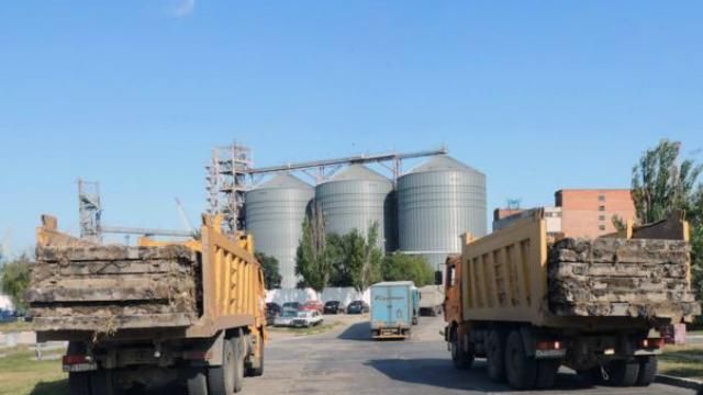 Мародери в Криму розбирають одну з найбільших злітних смуг в Україні Мародери в Криму розбирають одну з найбільших злітних смуг в Україні