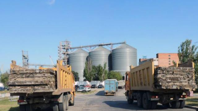 Мародеры в Крыму разбирают одну из крупнейших взлетных полос в Украине