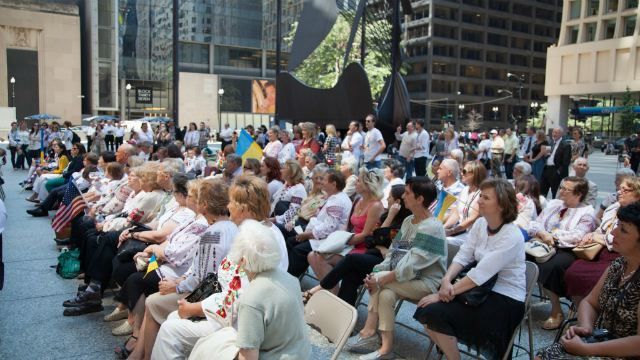 Чикаго в вышиванках: в центре города торжественно подняли сине-желтый флаг Чикаго в вышиванках: в центре города торжественно подняли сине-желтый флаг