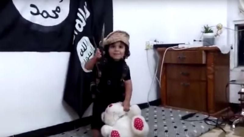 Жорстокі ігри. Маленький терорист холоднокровно відрізає голову ведмедику Жорстокі ігри. Маленький терорист холоднокровно відрізає голову ведмедику