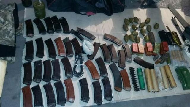 У депутата викрили величезну схованку зброї У депутата викрили величезну схованку зброї