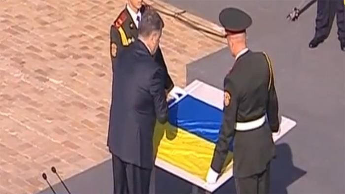 В День Государственного Флага Порошенко призвал украинцев к единству В День Государственного Флага Порошенко призвал украинцев к единству