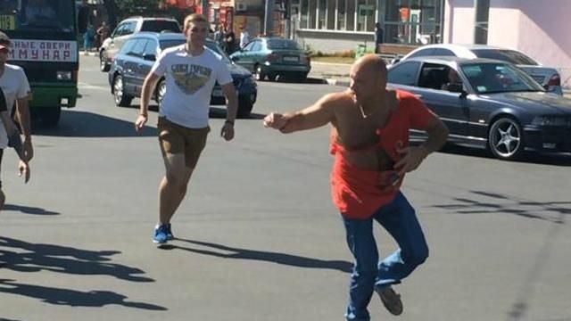 Чоловіка у провокативній футболці побили в Харкові Чоловіка у провокативній футболці побили в Харкові