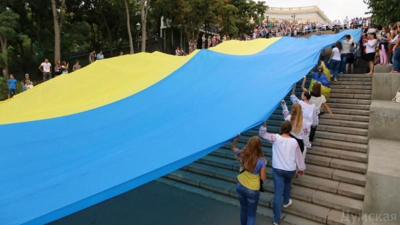 Одесситы пронесли по городу гигантский флаг Украины
