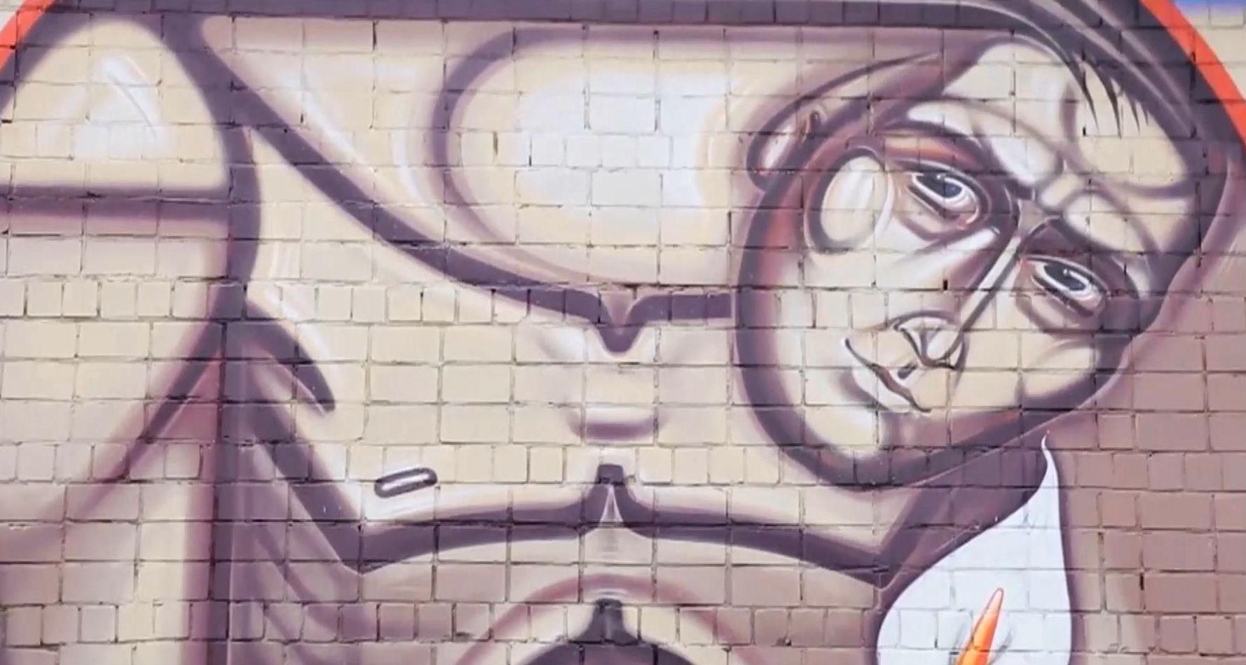 Львовский художник создает уличные граффити в стиле иконописи