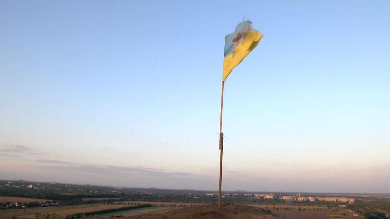 Привітання від героїв. Кіборги підняли бойовий стяг над одним із териконів Донеччини Привітання від героїв. Кіборги підняли бойовий стяг над одним із териконів Донеччини