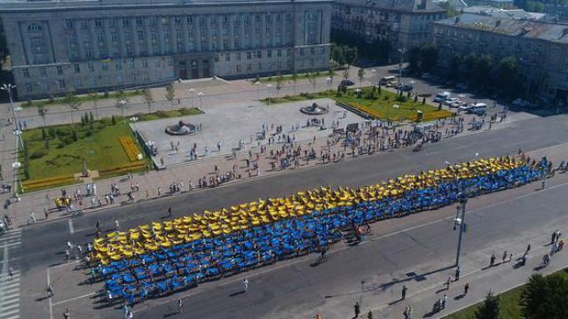 Найбільший рухомий прапор провезли Черкасами Найбільший рухомий прапор провезли Черкасами