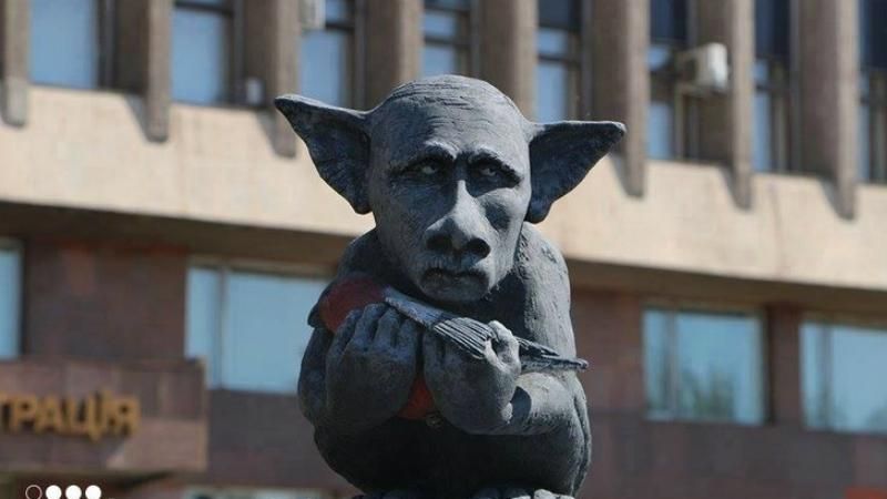 Путин с мертвым снегирем появился в Запорожье Путин с мертвым снегирем появился в Запорожье