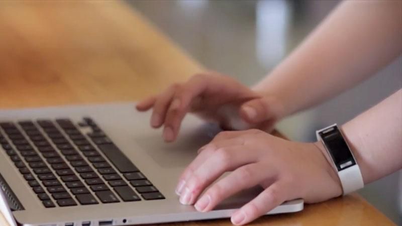 Українці виходять на ринок з браслетом-вбивцею звичайної сигналізації Українці виходять на ринок з браслетом-вбивцею звичайної сигналізації