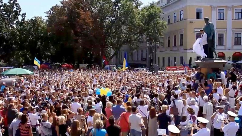 Одесити встановили рекорд живого ланцюга у вишиванках Одесити встановили рекорд живого ланцюга у вишиванках