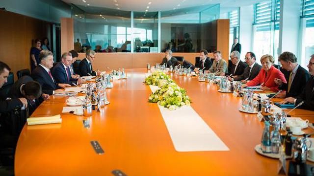 "Фейкові вибори" терористів можуть зірвати весь мирний процес, — Порошенко "Фейкові вибори" терористів можуть зірвати весь мирний процес, — Порошенко