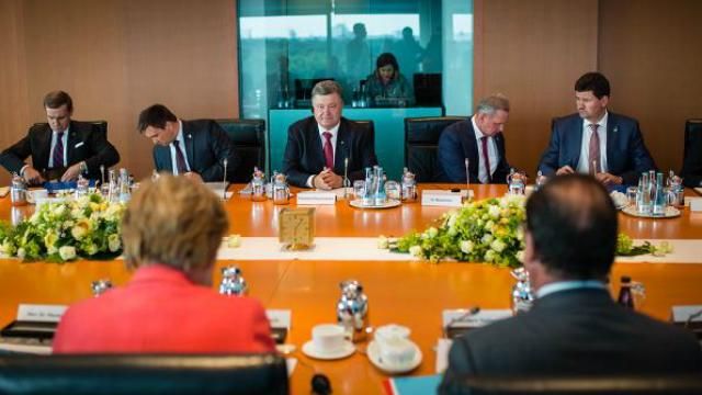 Порошенко у Берліні таки поспілкувався з Путіним Порошенко у Берліні таки поспілкувався з Путіним
