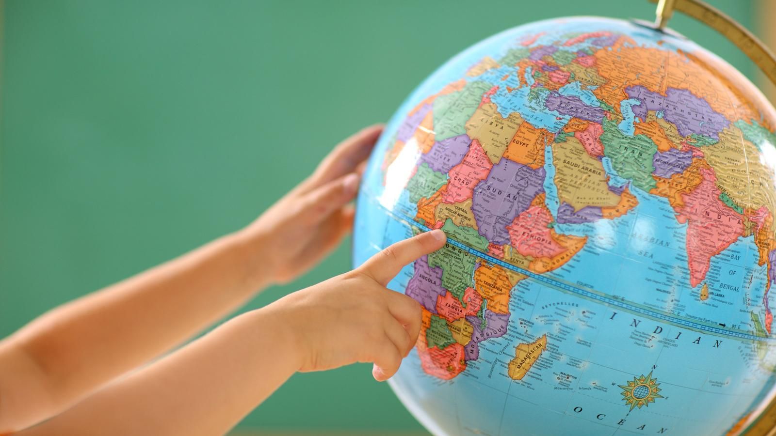 У латвійських магазинах знайшли глобуси з російським Кримом У латвійських магазинах знайшли глобуси з російським Кримом