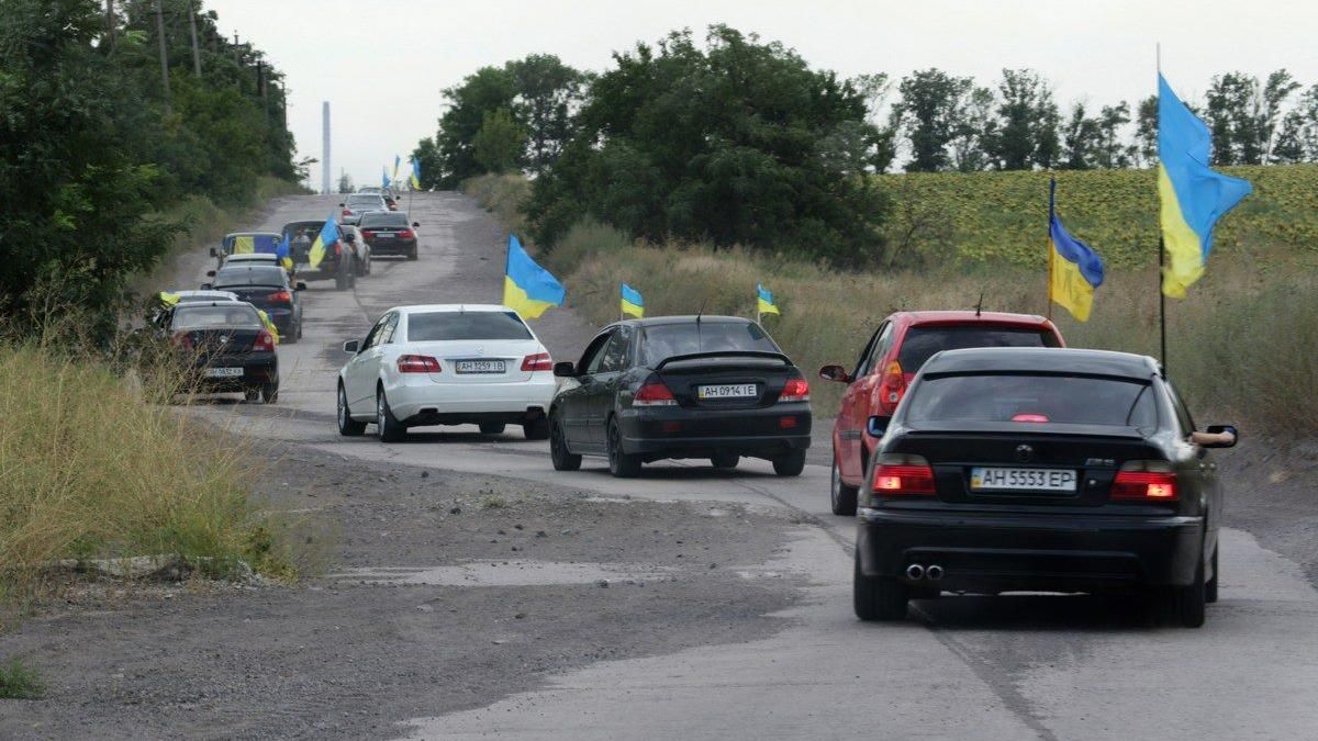 "Солодкий" автопробіг: жителі Маріуполя привезли бійцям синьо-жовті торти "Солодкий" автопробіг: жителі Маріуполя привезли бійцям синьо-жовті торти