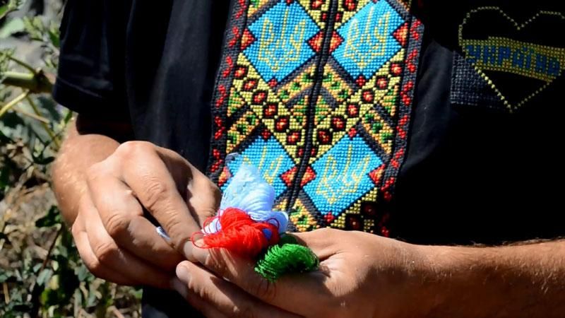 День Независимости на передовой: бойцы вышивают и пекут торт День Независимости на передовой: бойцы вышивают и пекут торт